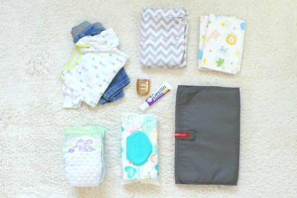novorozenecká taška na plenky essentials: Zdarma tisknutelný kontrolní seznam všech náležitostí, které budete chtít zabalit do tašky na plenky pro novorozené dítě. # diaperbagchecklist