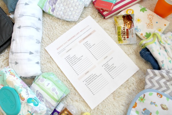 Artículos esenciales para la bolsa de pañales para recién nacidos: Una lista de verificación imprimible gratuita de todos los elementos esenciales que querrá empacar en su bolsa de pañales para un bebé recién nacido. # diaperbagchecklist